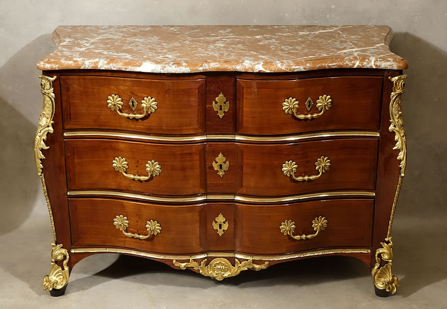 Commode d'&eacute;poque R&eacute;gence en placage d'amarante et bronzes cisel&eacute;s par l'&eacute;b&eacute;niste parisien Fran&ccedil;ois Lieutaud 18e si&egrave;cle